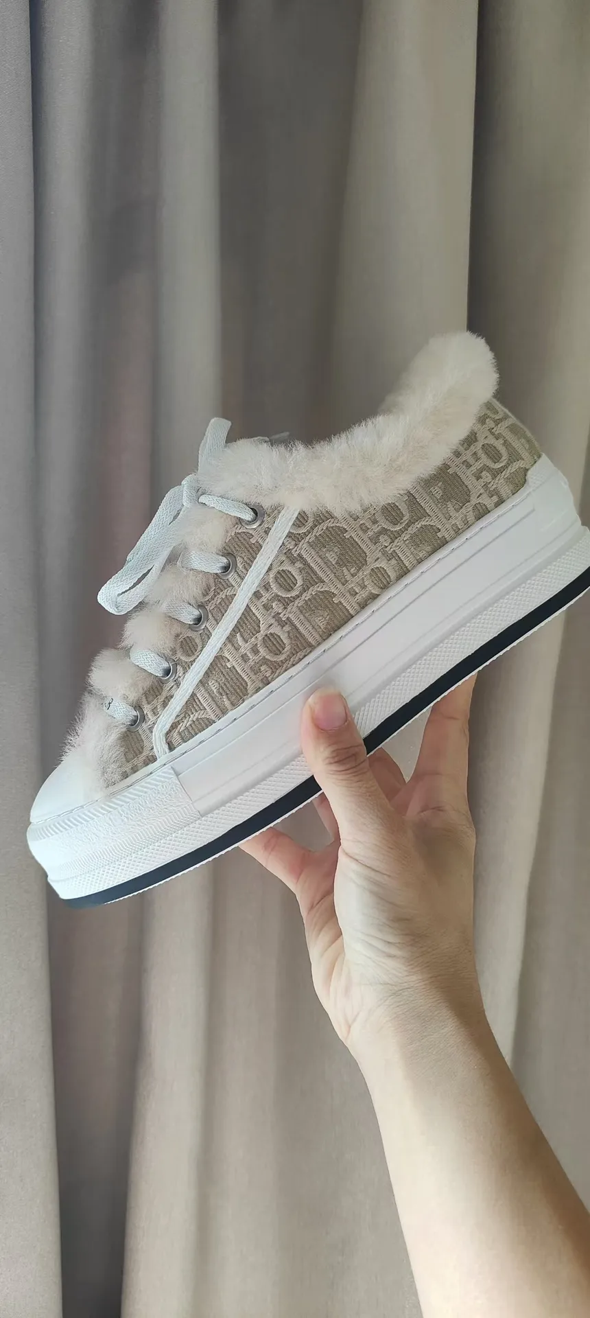 👟👟Ex-factory price 640👟👟——Dior Dior embroidered thick-soled wool casual shoes, fur shoes 𝐃𝐈𝐎𝐑 𝐖𝐚𝐥𝐤'𝐧 Dior presbyopic embroidered wool thick-soled canvas shoes, casual sports shoes, this Walk'n'Dior Thick-soled sneakers are a stylish piece that elevate the collection. Oblique printed cotton embroidered upper with comfortable platform sole, tongue and Christian Dior Paris signature laces. Can add fashionable temperament to all kinds of casual looks. Original custom-made imported Oblique printed embroidery fabric. Imported soft sheepskin lining. Original exclusive open-molded TPU material outsole. Bottom thickness 4.5CM. Size: Women's 35-41 (custom-made 41 is non-refundable)